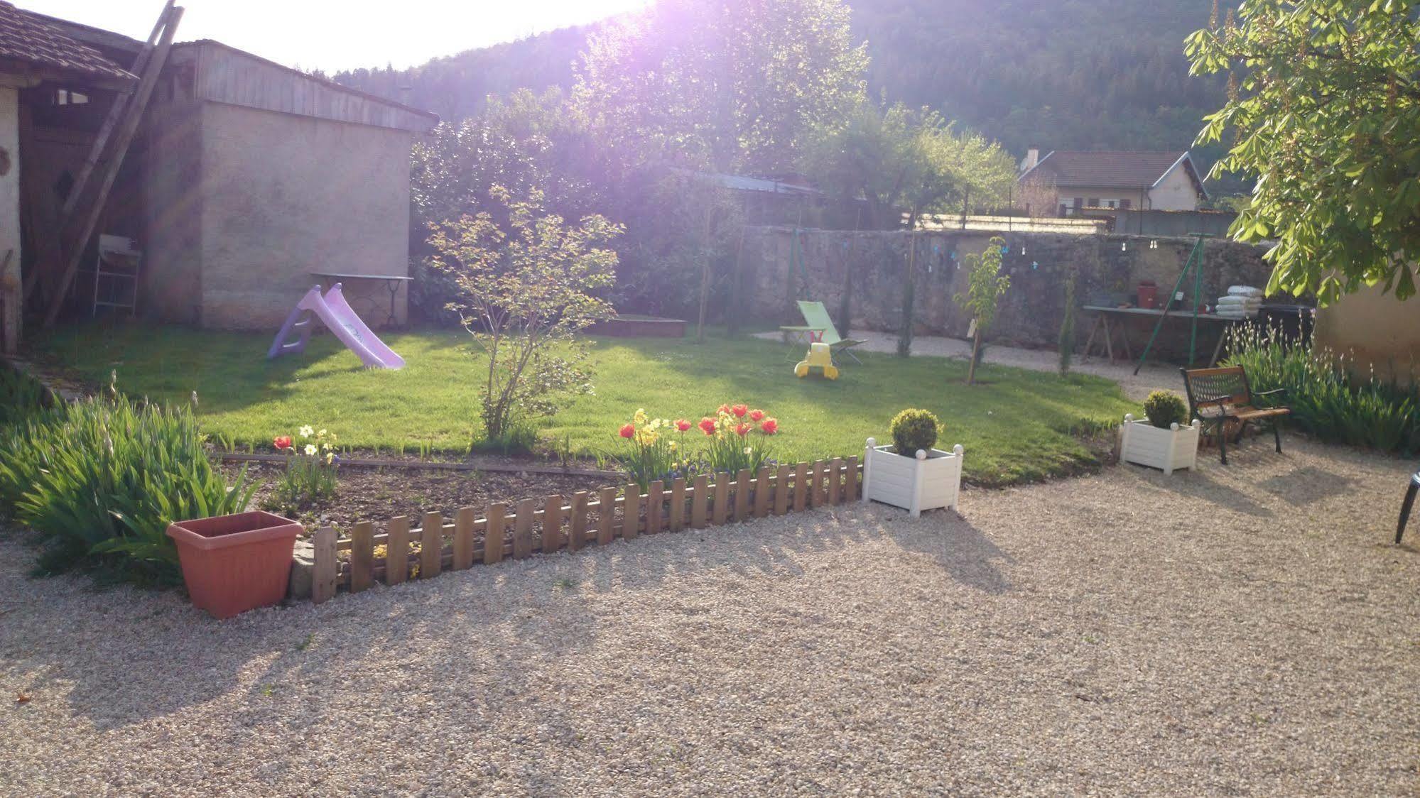 Hotel A La Grenouille Du Jura Bellignat Esterno foto